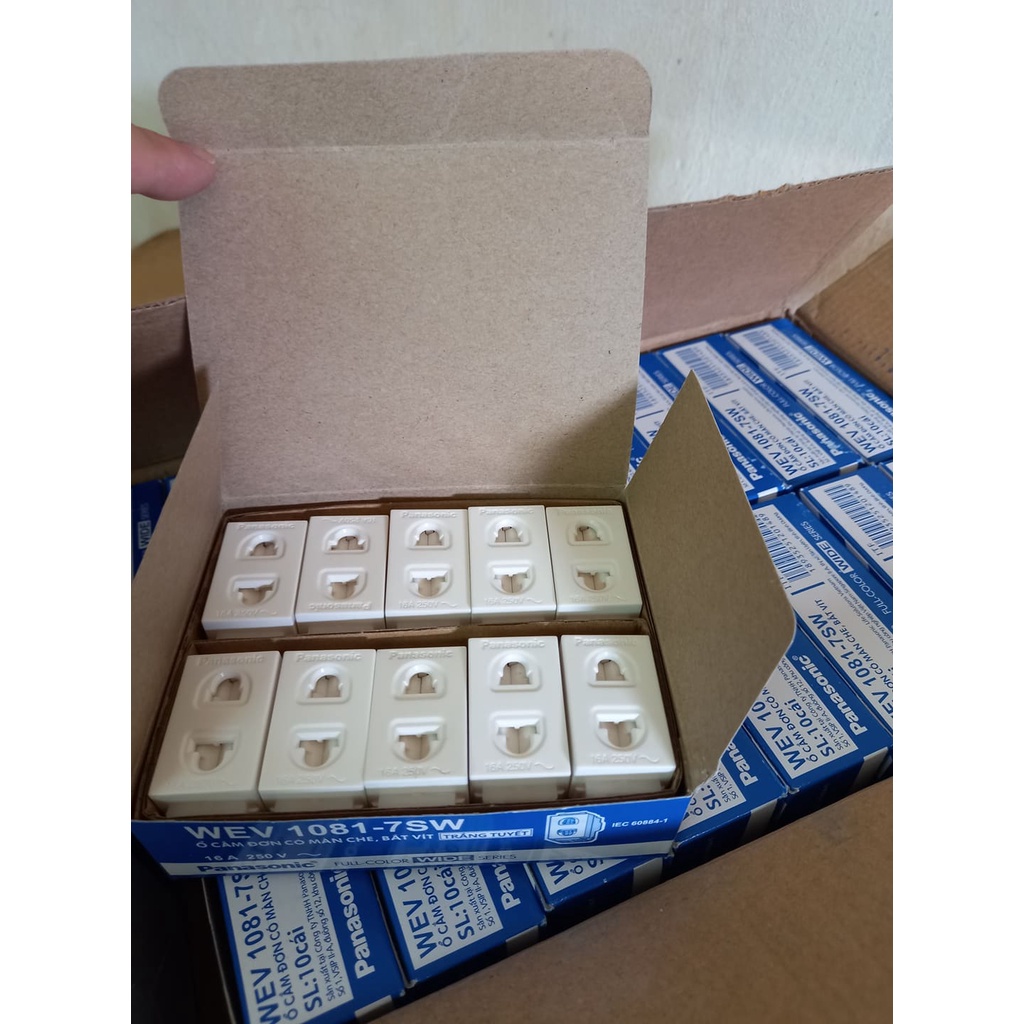 Hộp 10 HẠT Ổ CẮM ĐƠN PANASONIC CÓ MÀN CHE DÒNG WIDE