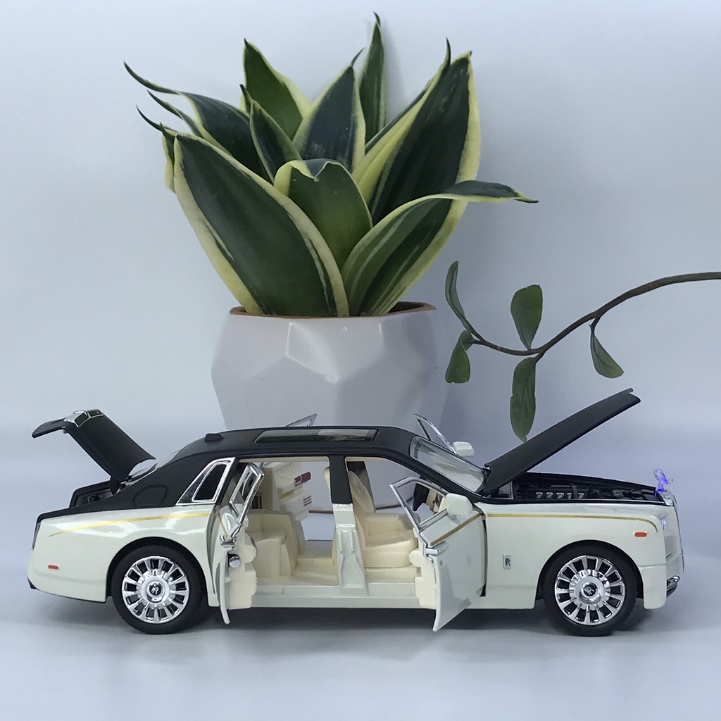 Mô hình xe ô tô Rolls Royce Phantom VIII tỷ lệ 1:24 bằng kim loại
