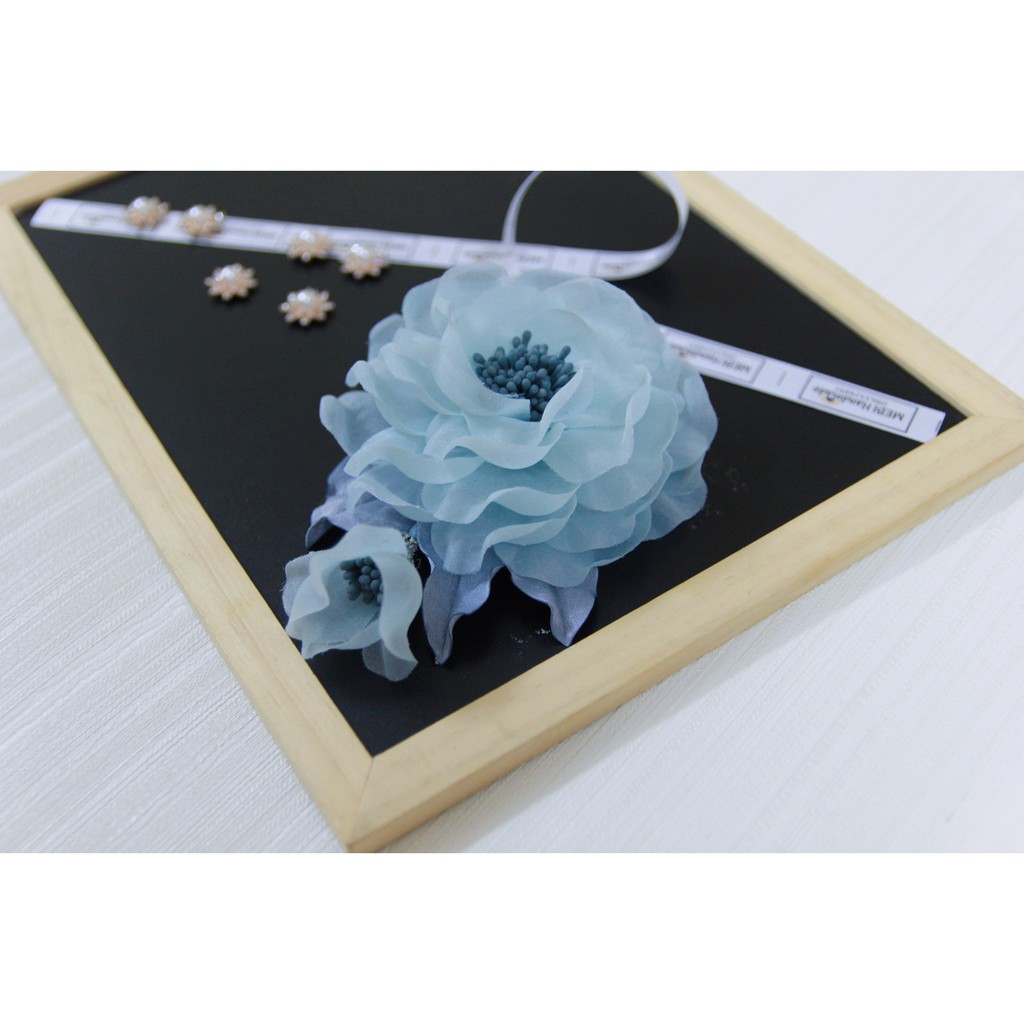 (ảnh thật 100%) Hoa cài áo handmade mẫu hoa mẫu đơn vải voan 1 nụ màu xanh dương (sz 13.5-14cm)