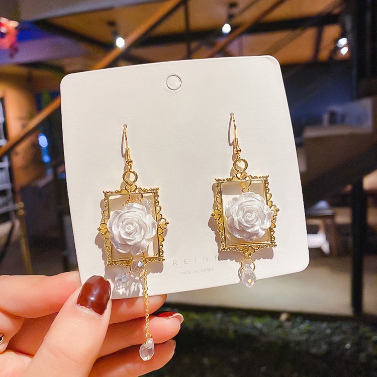 Bông tai khung hình học hoa hồng trắng không đối xứng phong cách retro_M1700