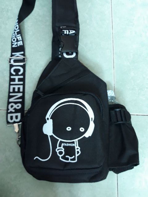 Túi chéo nam nữ Music cậu bé nghe nhạc có ngăn bình nước - tui deo cheo mã TCTLTC0959