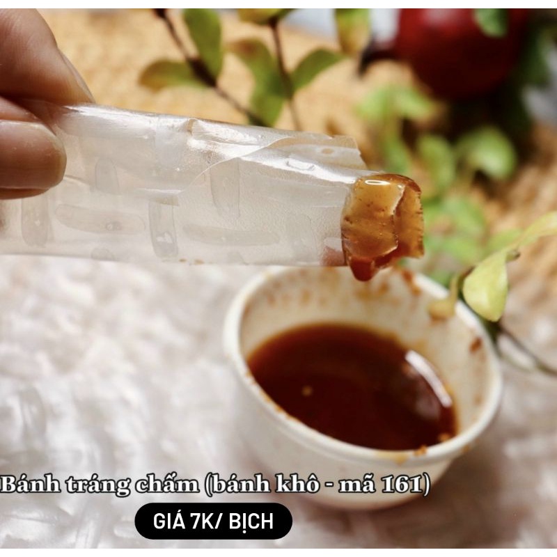 Bánh tráng chấm sốt chua cay