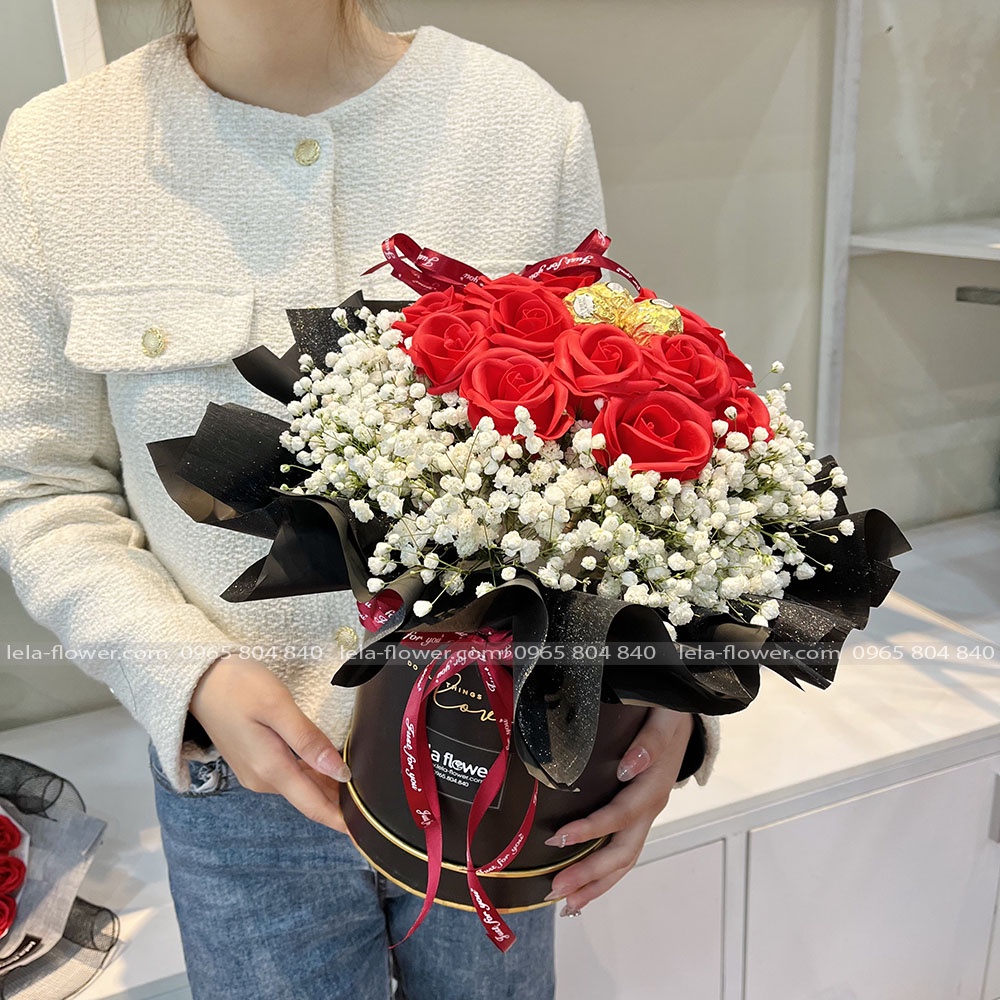 [Hoa Valentine] Hộp hoa sáp hồng đỏ + 3 socola Ferrero Rocher - HHS0056