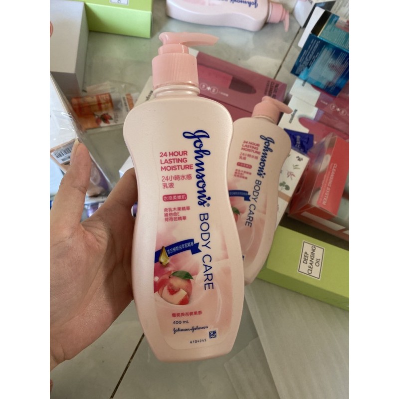 SỮA DƯỠNG THỂ GIỮ ẨM TRẮNG DA JOHNSON’S BODY CARE