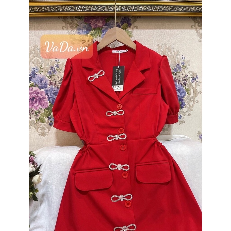 Đầm cổ vest cài nút trang trí nơ đính đá phong cách hiện đại