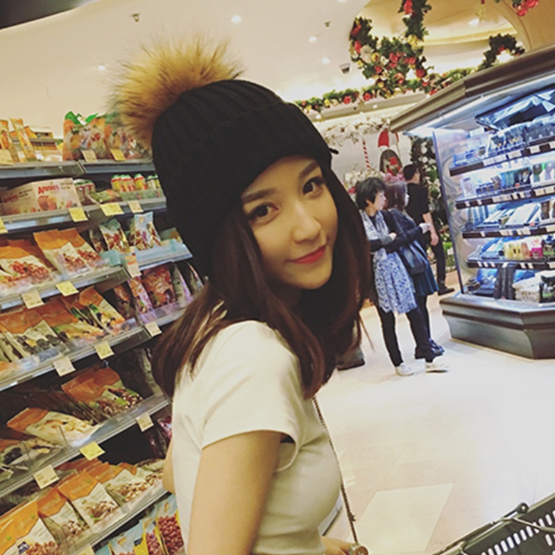 Mũ Beanie Dệt Kim Màu Trơn Đính Quả Bông Mềm Mại Thời Trang Mùa Đông Cho Nữ