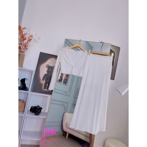 Set ren trắng vàng áo croptop tay dài cổ V + chân váy loe sang trọng quyến rũ, đầm dài đi chơi/biển du lịch kín đáo