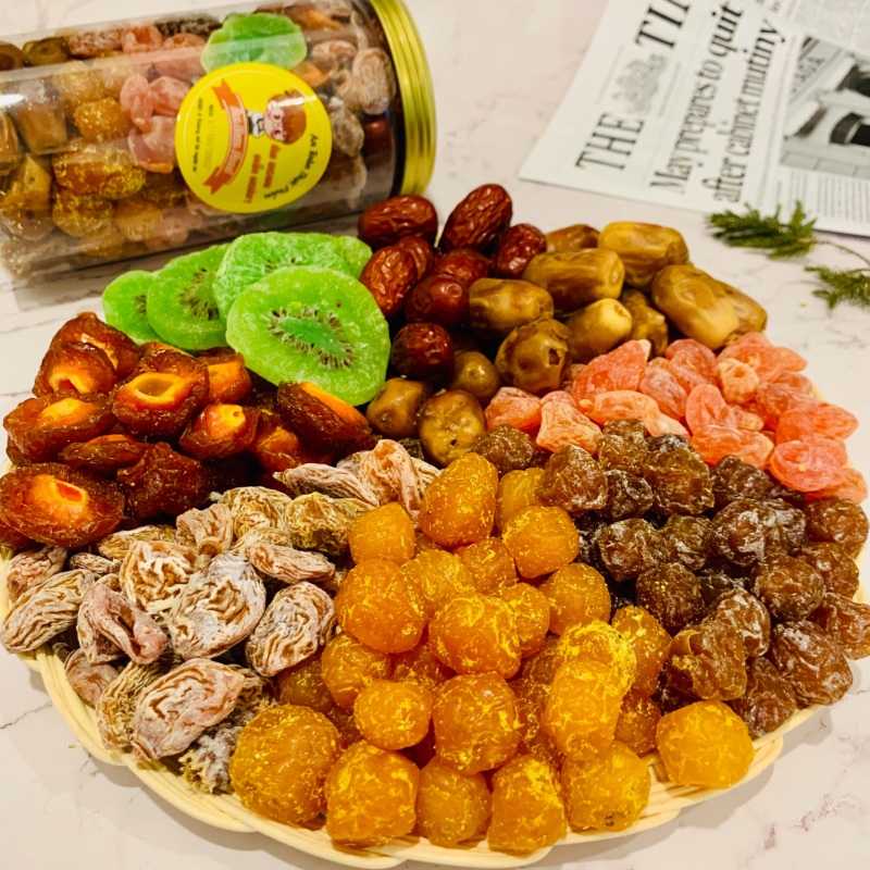 Hộp Lớn Mix 8 Vị Ô Mai Xí Muội  Đào Bổ , Bao Tử , Kiwi Mứt Chà Là Mơ Hồng Hũ Lớn 755G – Quà Tặng Ăn Vặt