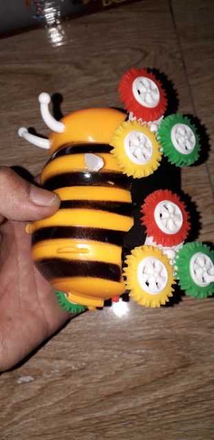 Một chiếc xe mô hình con Ong bằng nhựa chạy PIN rất đẹp tặng kèm pin