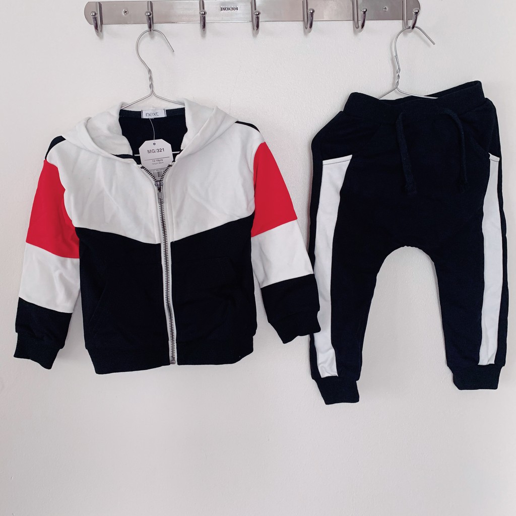 SET 2 CHIẾC BÉ TRAI - NEXT – SIZE 12-18M , 3-4Yrs  – ÁO KHOÁC NỈ CÓ MŨ ĐỎ TRẮNG ĐEN, QUẦN DÀI ĐEN –