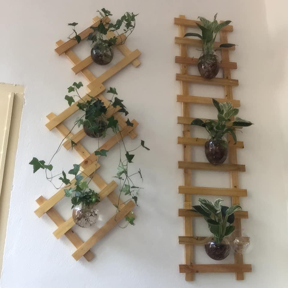 Kệ gỗ thang treo trang trí cây cảnh ban công 20x20 Decor trang trí chậu cây, bình gốm,cốc, những bức tượng, máy ảnh,..