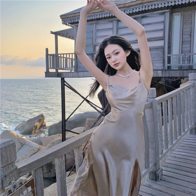 Đầm Hai Dây Chất Satin Lấp Lánh Form Ôm Quyến Rũ