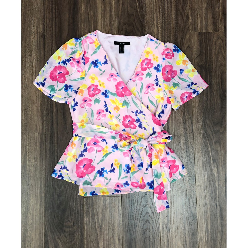 Áo voal hoa F21 cổ wrap Kami