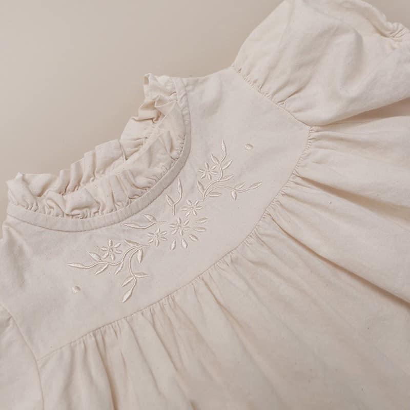 BÁN SỈ VÁY BÉ GÁI MÀU BE CỔ VIỀN REN THÊU HOA