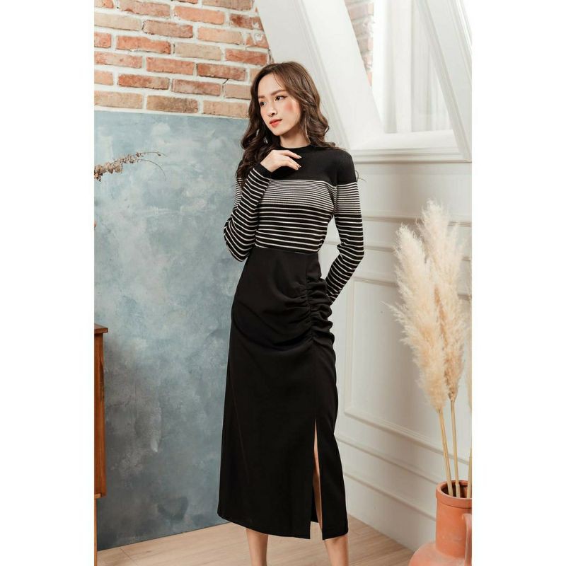 chân váy công sở dáng bút chì chất umi xẻ rúm sườn 706