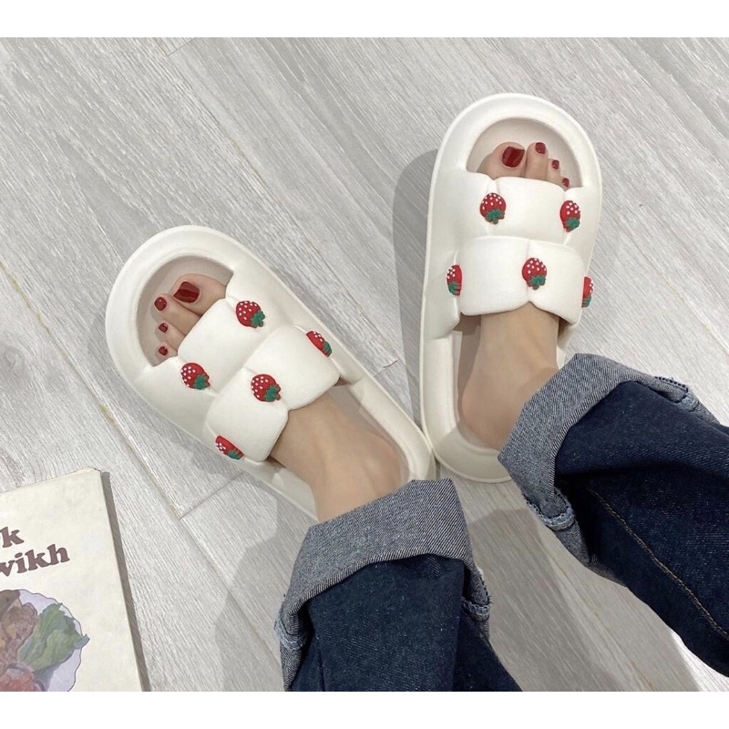 Dép Bánh Mì Nữ Chao gắn Sticker Dâu, Dép Quai Ngang Nữ Dễ Thương hottrend 2022