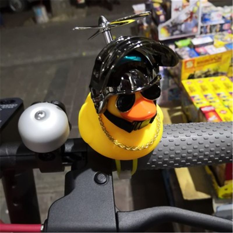 Mô hình vịt vàng đội mũ bảo hiểm LIDU1 bằng cao su trang trí xe hơi