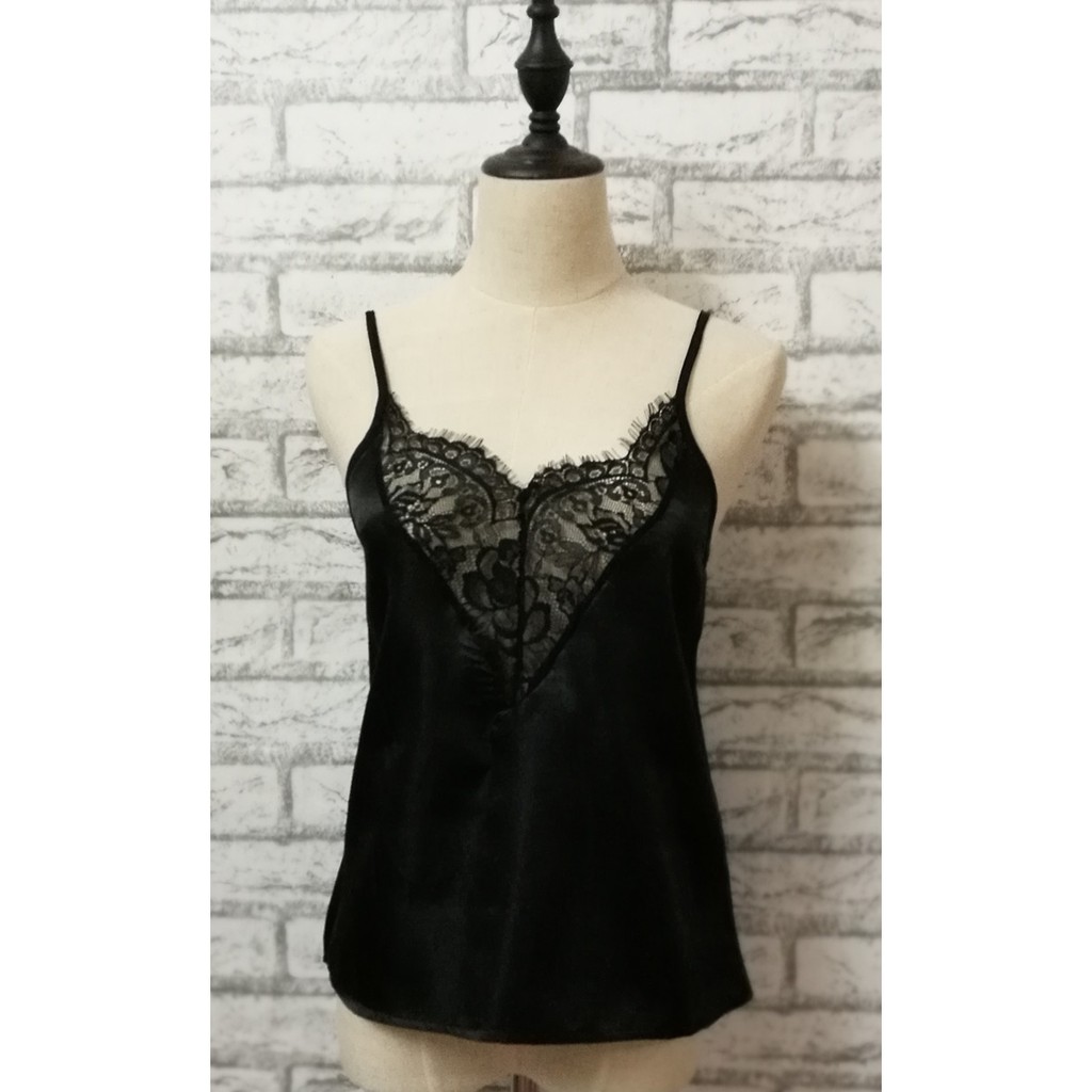 Áo hai dây lụa viền ren xẻ sâu