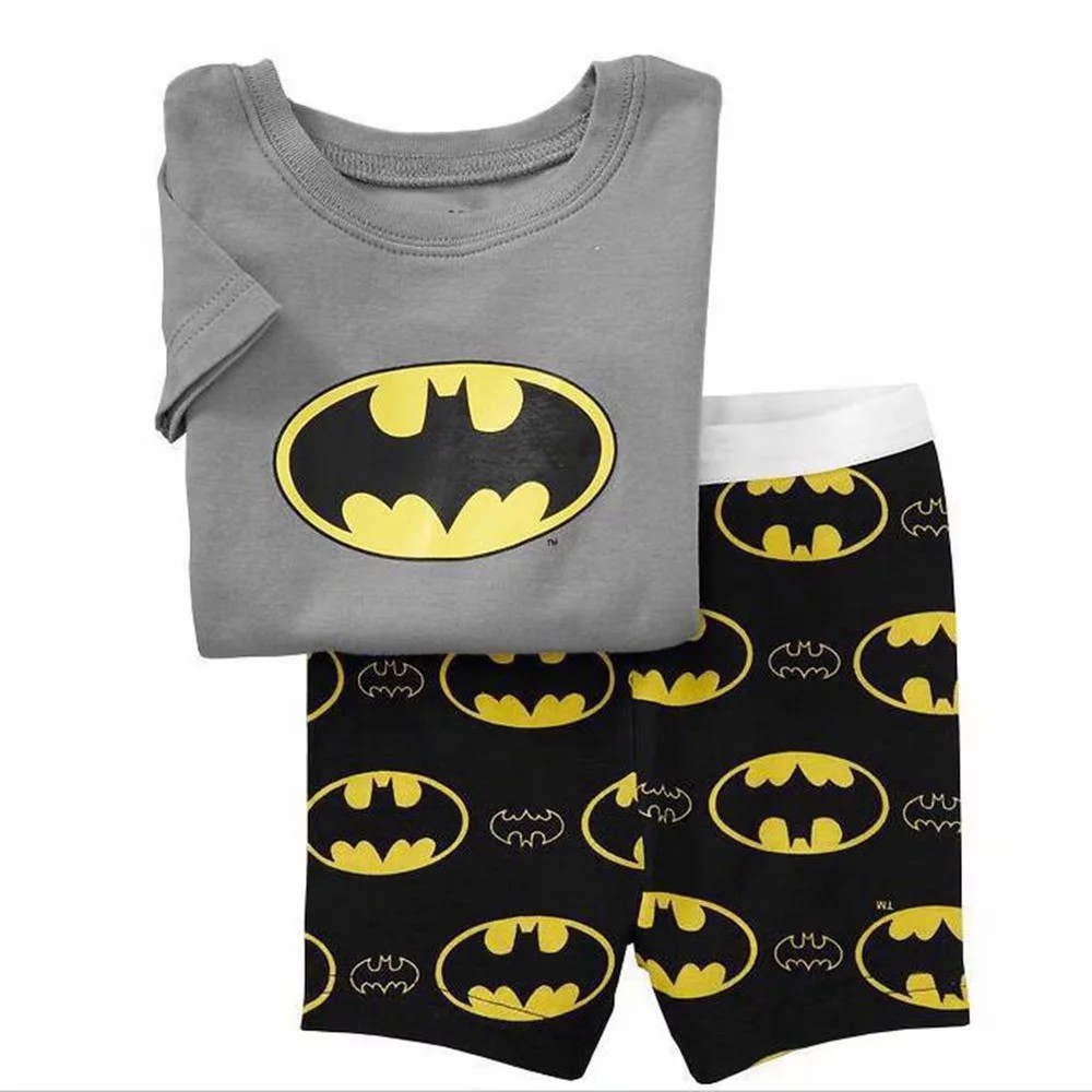 Bộ đồ ngủ gồm áo tay ngắn và quần short in hình Batman dành cho bé trai