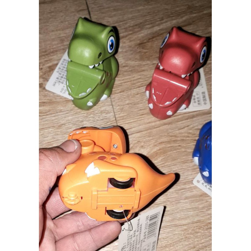 Một chiếc xe khủng long siêu dễ thương chạy chớn bằng nhựa rất đẹp