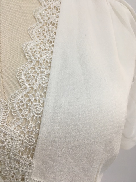 Đầm maxi trắng cổ V viền ren sang chảnh | BigBuy360 - bigbuy360.vn