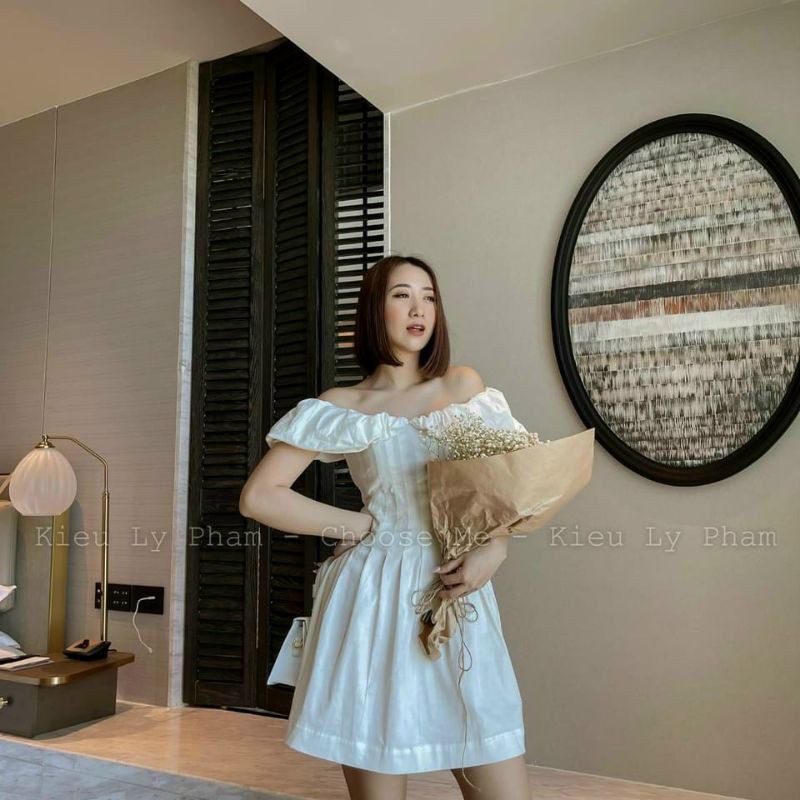 Đầm trắng xếp li eo bồng