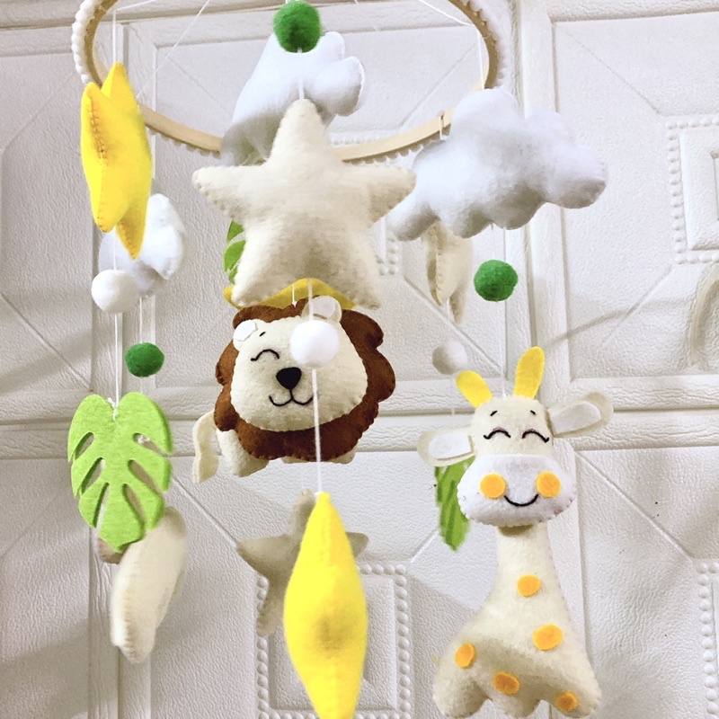 Đồ chơi treo nôi cho bé kích thích thị giác ảnh thật, có nhạc tự xoay mẫu THÚ RỪNG VÀ SAO VÀNG