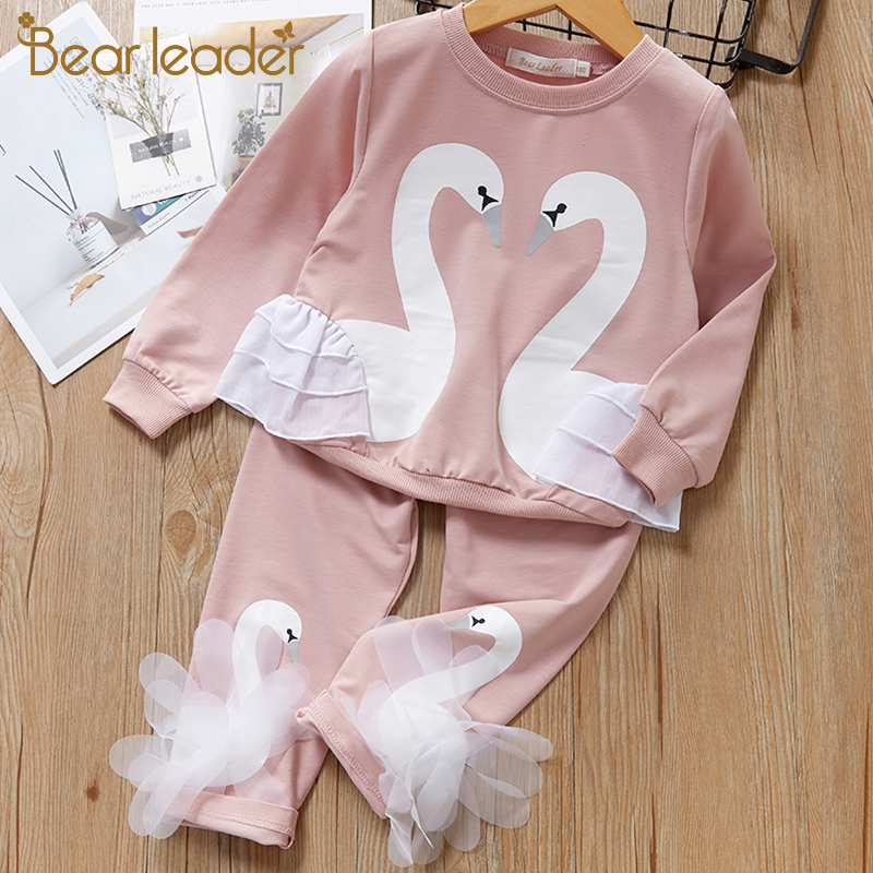 Set áo nỉ dài tay cổ tròn + quần dài BEAR LEADER in hình thiên nga hoạt hình đáng yêu cho bé gái AZ1086 PL