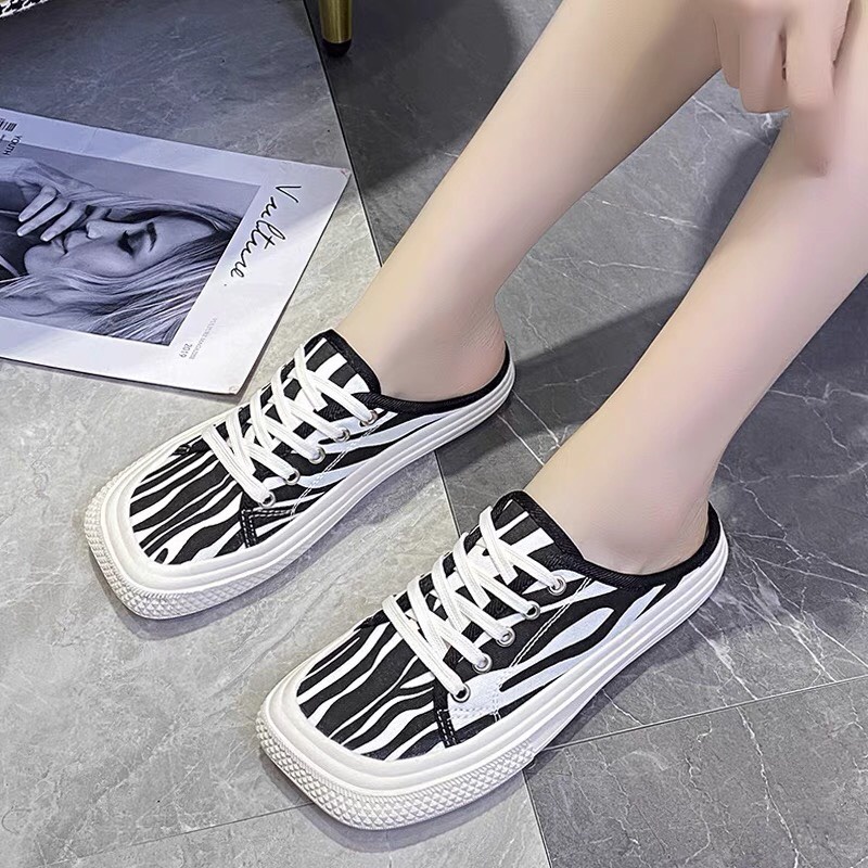 Giày sục nữ mũi vuông nhiều màu cá tính. Chất liệu vải mềm đi êm chân, không gây mùi, thoáng khí. Dễ phối đồ