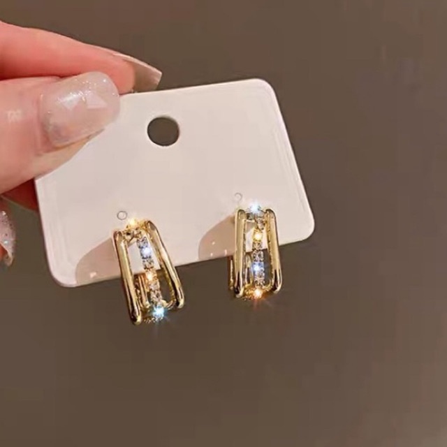 bông tai cạnh vuông nhỏ nhắn, khuyên tai góc cạnh cá tính