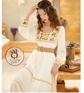 Váy cổ vuông thêu nổi