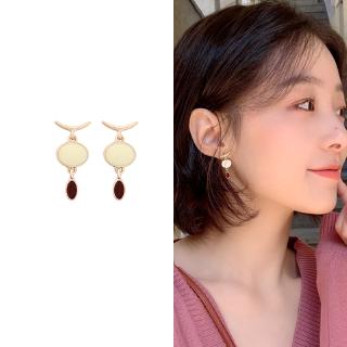 Khuyên tai thiết kế màu tương phản cá tính cho nữ