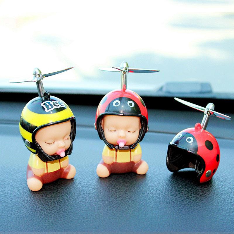 🎉TG Sáng tạo dễ thương Pacifier Baby Doll với mũ bảo hiểm Bảng điều khiển xe vui nhộn Đánh giá phụ kiện gương trang trí