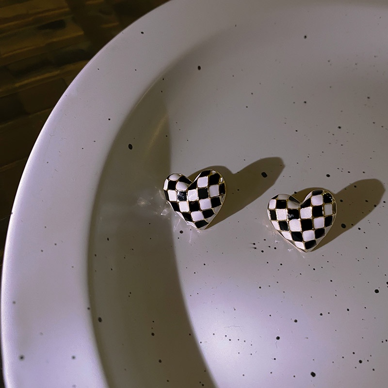 Bông tai đinh tán chốt bạc họa tiết trái tim kẻ ca rô tráng men màu sắc tương phản