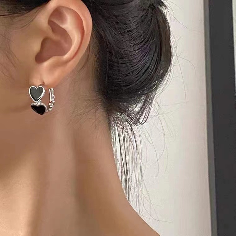 Khuyên Tai Hình Trái Tim Màu Đen Thời Trang Hàn Quốc