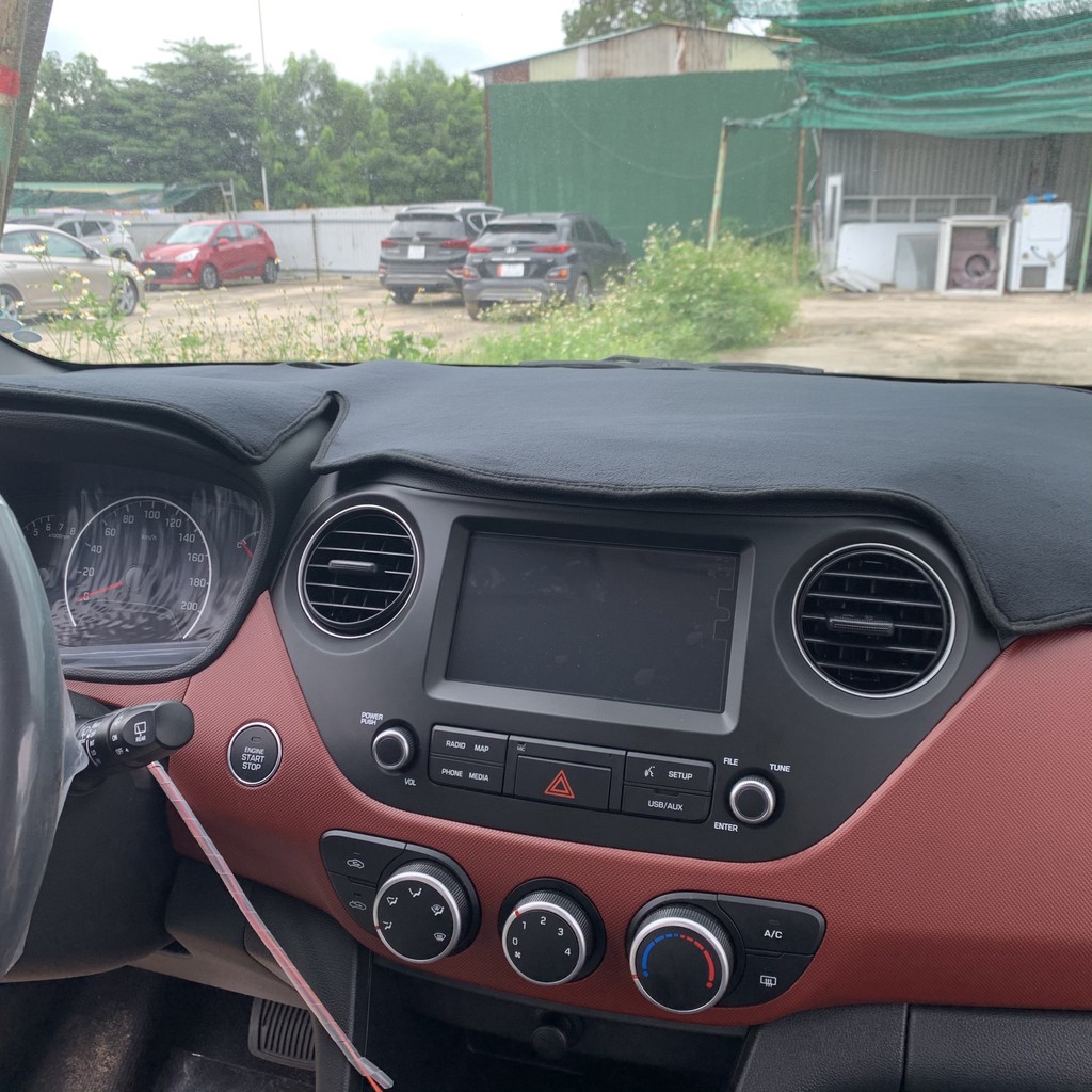 Thảm Taplo Chống Nóng Hyundai i10 chất liệu Nhung Lông Cừu, hàng cao cấp có đế cao su chống trượt.