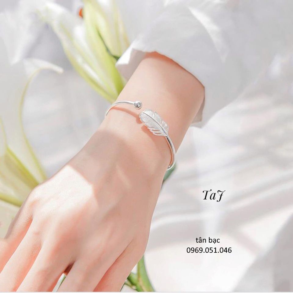 sét lắc tay , nhẫn , lông vũ , chất liệu bạc ta . với thiết kế mở , nữ ai đeo cũng vừa xinh ạ