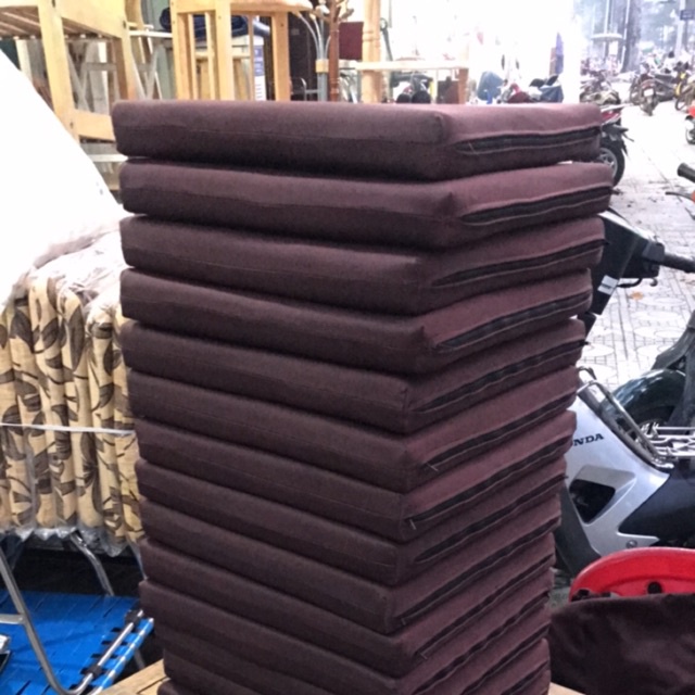 NỆM BỆT VUÔNG KÍCH THƯỚC LỚN MÀU NÂU 50X50 DÀY 3CM. LÓT GHẾ NGỒI BỆT SIÊU TO. CÓ KÉO KHÓA THÁO GIẶT ĐƯỢC...