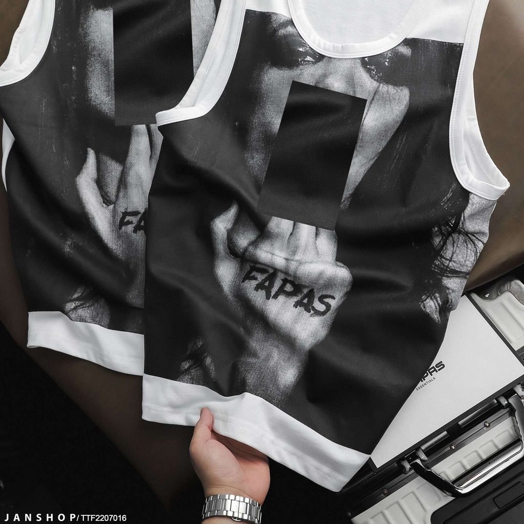 Tanktop hình in khá chơi bời nhấn thêm chi tiết cổ và nách rộng rãi giúp anh em luôn cảm thấy thoải mái