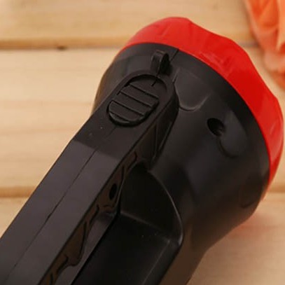 Đèn Pin Cầm Tay Màu Đỏ Đen 9 Tim Led mã hàng hot