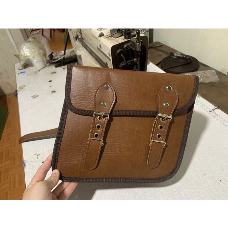 Túi da treo xe máy piaggio, túi treo ze máy classic cao cấp vạt chéo