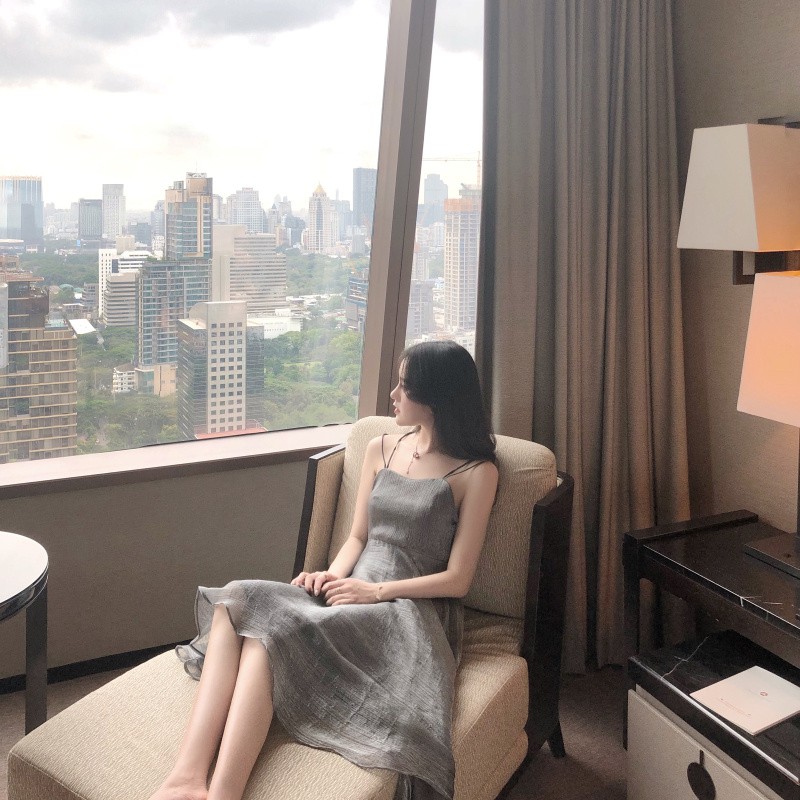 Đầm hở lưng sang chảnh quyến rũ cho chị em.