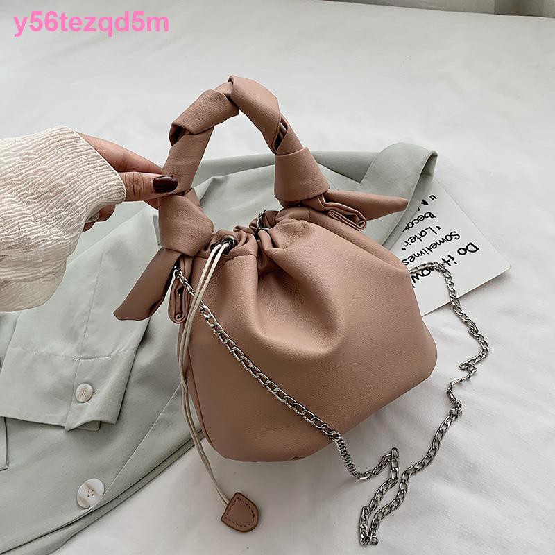 Đỏ ròngtúi xách nhỏ mùa xuân hè 2021 mới thời trang hợp dây chuyền hoang dã gấp đeo chéo lưới đám mây màu đỏ11