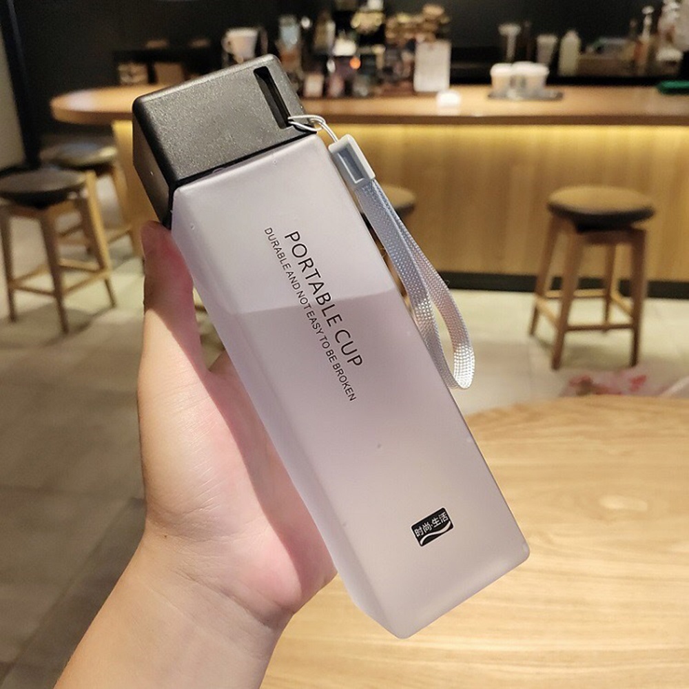 Bình Đựng Nước Thể Thao Bằng Nhựa Trong Suốt Hình Vuông 450ML Kèm Dây Đeo Tiện Dụng