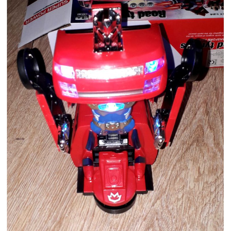 Một chiếc xe chạy pin biến hình thành robot bằng nhựa có nhạc và đèn led rất đep_tặng kèm pin