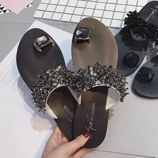Dép xỏ ngón cái đính đá