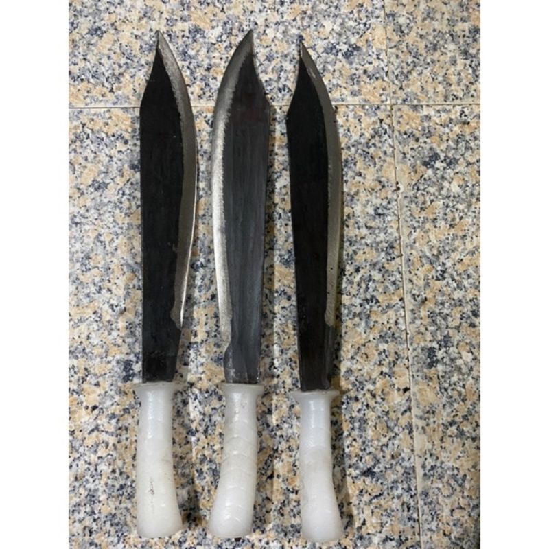 Dao chặt củi cán nhựa lưỡi đen dài 48cm