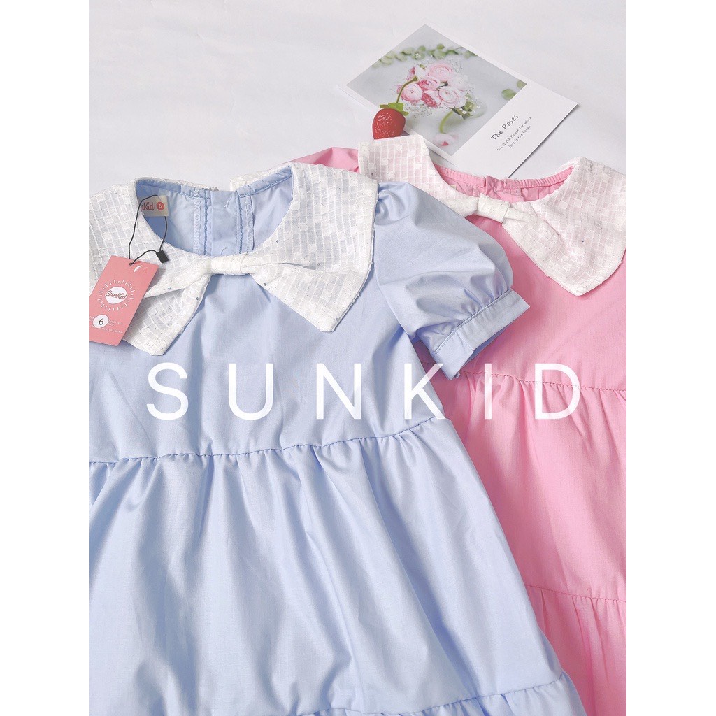 Váy đầm bé gái mùa hè dáng suông cổ trắng viền ren vải thô cao cấp Sunkid  VH2 màu hồng, xanh 4-12 tuổi