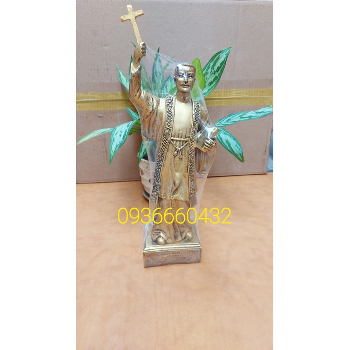 Tượng cha Diệp  tay nâng thánh giá cao 35cm xi  ánh đồng