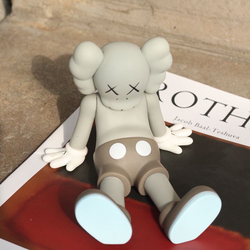 Mô hình nhân vật Kaws trang trí xe hơi